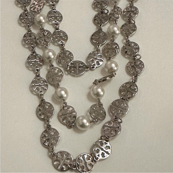 Tory Burch Elegant Silver Bracelet with Pearls - Picture 5 of 6